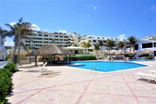 Der Swimmingpool an oder in der Nähe von Brisas Beachfront Penthouses