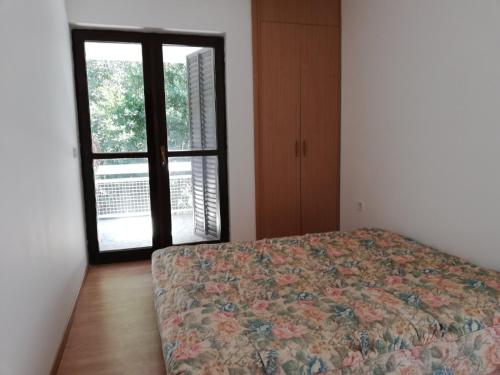Giường trong phòng chung tại Apartments Zora i Veselin