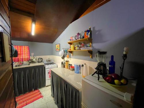 una cocina con una barra con un bol de fruta. en Judy House Cottages And Rooms, en Negril