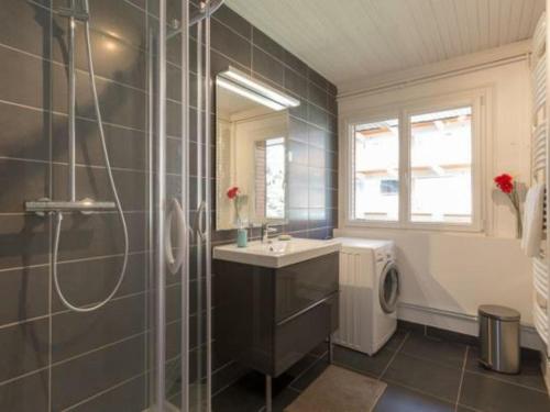 a bathroom with a shower and a sink and a shower at Appartement Les Deux Alpes, 5 pièces, 8 personnes - FR-1-348-242 in Les Deux Alpes