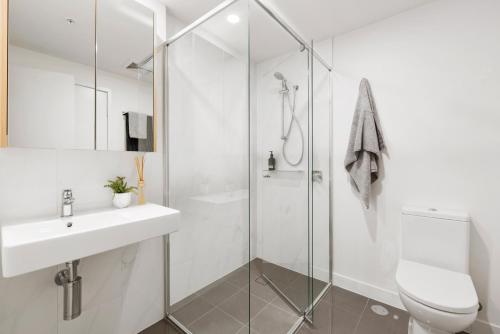 A bathroom at Ivy and Eve Apartments by CLLIX