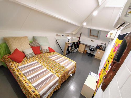 a bedroom with a large bed in a room at T2 à 300m de la plage in La Saline Les hauts 