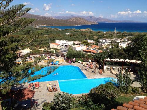 Blick auf ein Resort mit Pool in der Unterkunft Elpida Village in Istro