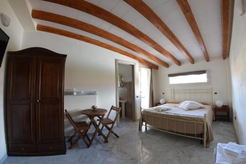 a bedroom with a bed and a table at B&B Residenza Marina in Marina di Carrara