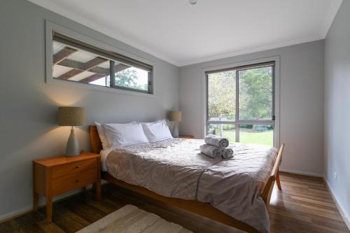 Un dormitorio con una cama con un osito de peluche. en Riverside Haven en Healesville