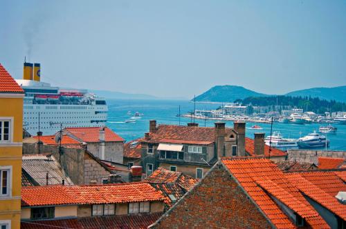 Apartment Port View-5 min from center