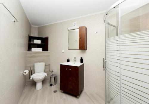 Kúpeľňa v ubytovaní Paraskevi Luxury Apartments