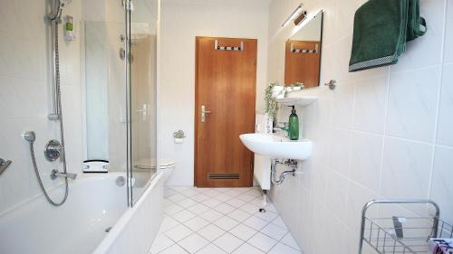 Gallery image of Generous & bright flat - private Parking, daylight bathroom - by homekeepers in Zell am Main