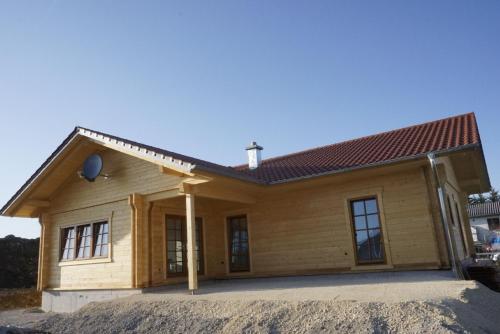 a small house with at Ferientraum Teufel in Hettingen