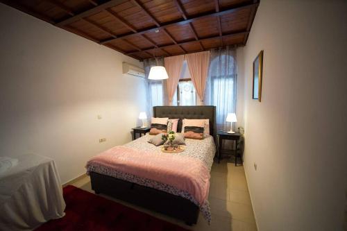 een slaapkamer met een groot bed in een kamer bij Stone Villa Lagonisi in Lagonissi