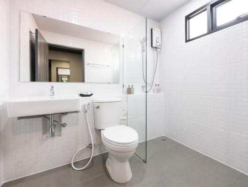 Ένα μπάνιο στο Oblique Apartment - ออฟบลิค อพาร์ทเมนท์