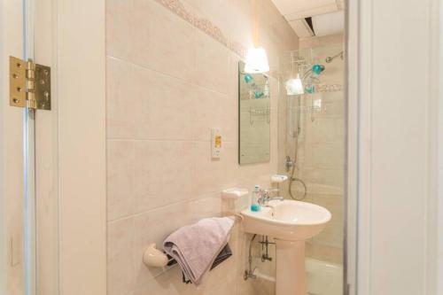 La salle de bains est pourvue d'un lavabo et d'une douche. dans l'établissement St Julians' Sea Front, Spectacular View, Apartment, à San Ġiljan