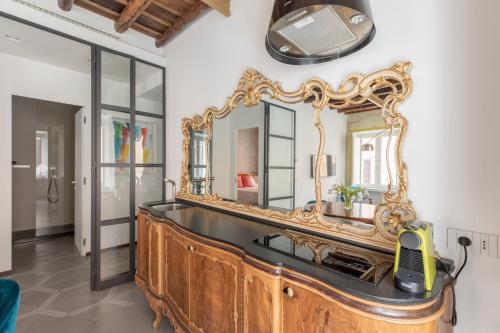 baño con espejo grande en la pared en iFlat Vatican High-End Apartment en Roma