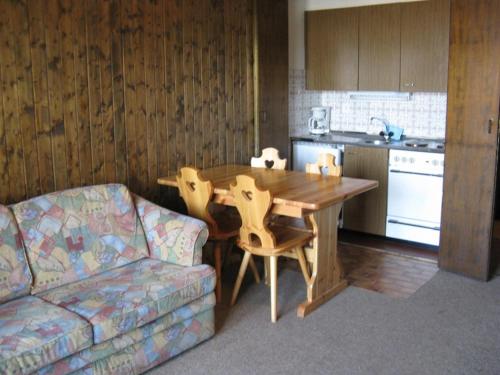 ein Wohnzimmer mit einem Holztisch und einem Sofa in der Unterkunft Ramuge COSY & MOUNTAINS apartments in Veysonnaz