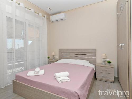 En eller flere senge i et værelse på Sabbia Apartments Seafront by RentalsPro - Nea Moudania Halkidiki