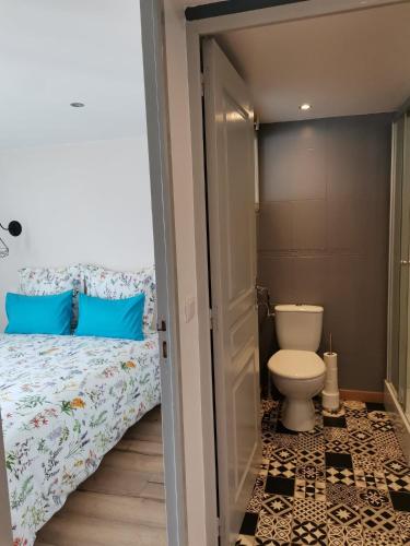 La salle de bains est pourvue d'un lit et de toilettes. dans l'établissement Le Cosy, à Vron
