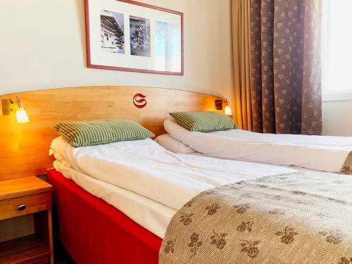een hotelkamer met 2 bedden en een raam bij Savalen Fjellhotell & Spa in Tynset