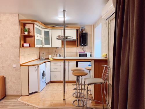 Dapur atau dapur kecil di Apartment - Sobornyi Prospekt 97