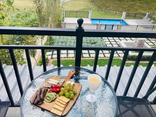un tavolo di vetro con un piatto di cibo e una bevanda di Pont de Val - La Rivière Apartments a Parys