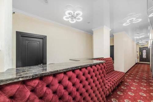 a red padded bench in a waiting room at Apart Hotel D'Monica in Odesa