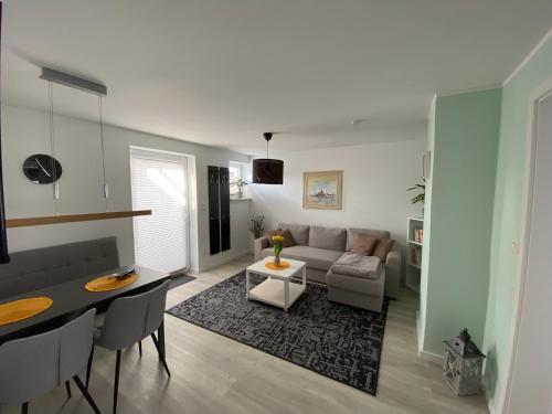 ein Wohnzimmer mit einer Couch und einem Tisch in der Unterkunft Henning 1 in Kirchdorf