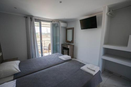 Postel nebo postele na pokoji v ubytování Golden Dolphin Studios & Apartments