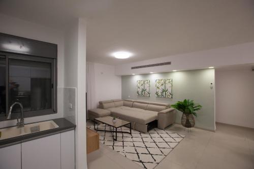 uma sala de estar com um sofá e uma mesa em Luxury apartment of sea galilee - Kinneret em Tiberias