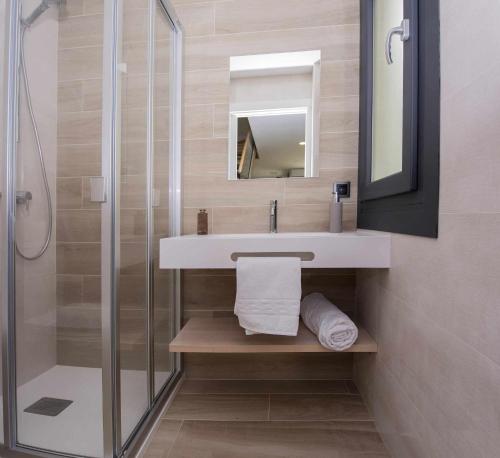 a bathroom with a sink and a shower at Adosado-Duplex Marea Baja 3 zona de playa y montañ in Llanes