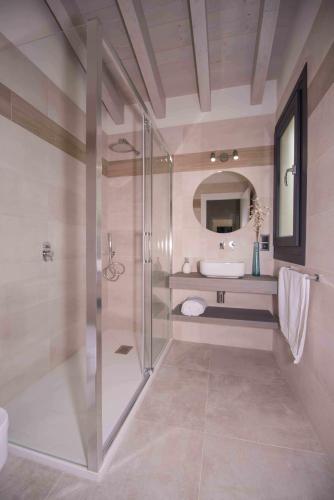 a bathroom with a shower and a sink at Adosado-Duplex Marea Baja 2 zona de playa y montañ in Llanes