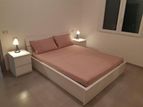 una camera con un letto con due lampade sui tavoli di Villa Lina a Rimini
