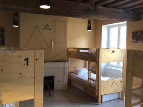 Cette chambre comprend deux lits superposés et un bureau. dans l'établissement L'auberge de Treigny, à Treigny