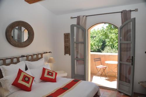 Le Clos Geraldy - Charming B&B et Spa tesisinde bir odada yatak veya yataklar