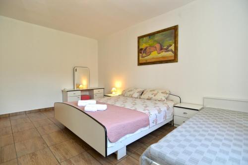 een slaapkamer met 2 bedden en een spiegel bij Apartment Branko 2081 in Pula