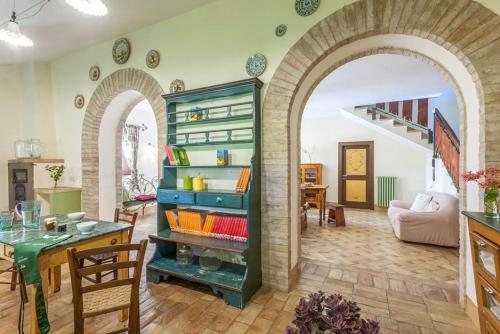 an archway in a living room with a table and a room at CasAnnona in Fermo