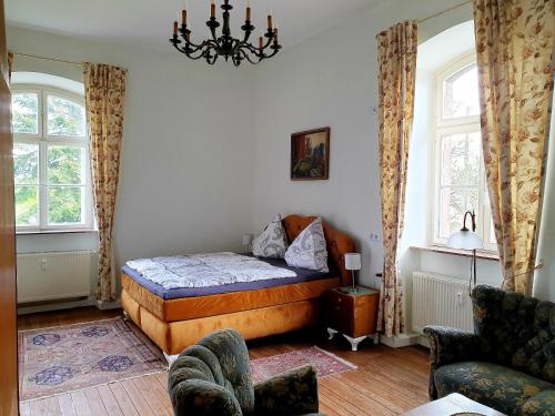 Cama ou camas em um quarto em Schloss Hilbringen