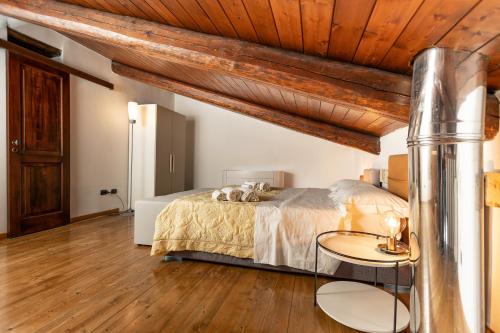 A bed or beds in a room at Casa dei Mori