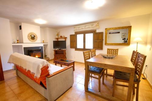 een woonkamer met een tafel en een eetkamer bij Casa Gabriela in Palomera