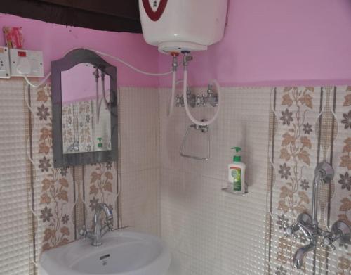 DentamChaayatal Heritage Home by StayApart的带水槽和马桶的浴室