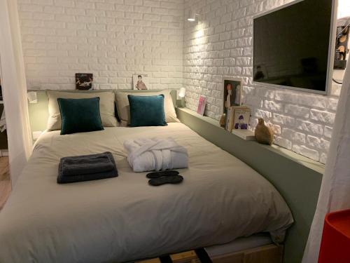 - une chambre avec un lit et des serviettes dans l'établissement Un petit air de Manhattan Coeur de ville Room 1, à Clermont-Ferrand