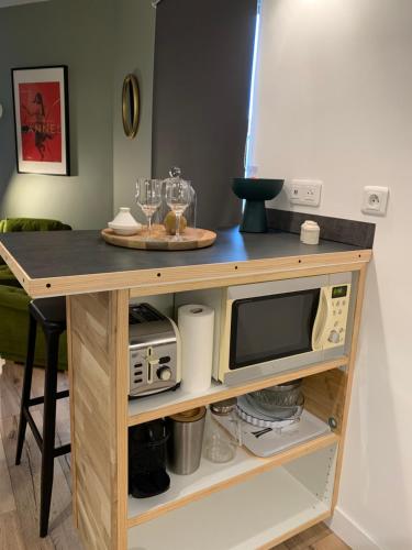 - un plan de travail avec un four micro-ondes sur la table dans l'établissement Un petit air de Manhattan Coeur de ville Room 1, à Clermont-Ferrand