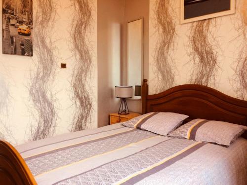 1 dormitorio con 1 cama con cabellos en la pared en Maison de 3 chambres avec jardin clos et wifi a Chaligny a 1 km de la plage, en Chaligny