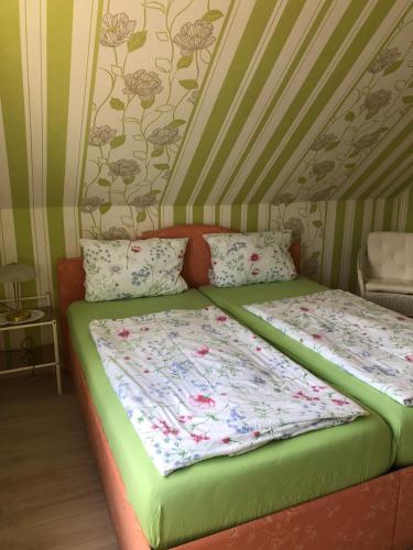 uma cama num quarto com duas almofadas em Ferienwohnung Wiskow in Goslar em Goslar