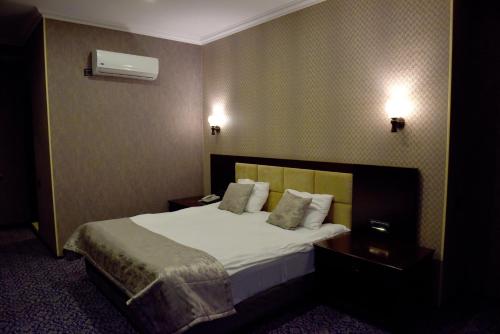 Cama ou camas em um quarto em Ruma Qala Hotel