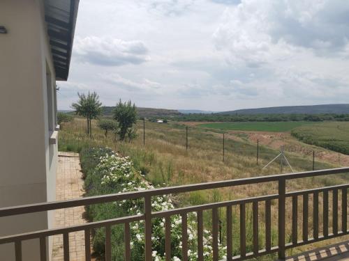 einen Balkon mit Blick auf ein Feld in der Unterkunft Leopolds Rest in Prieska