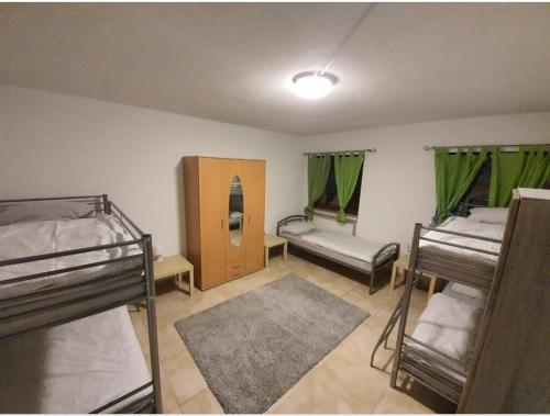 MK Hostel Bremen في بريمين: غرفة بسريرين بطابقين ومرآة