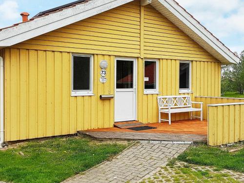 オッテルンドルフにある12 person holiday home in Otterndorfの黄色い家