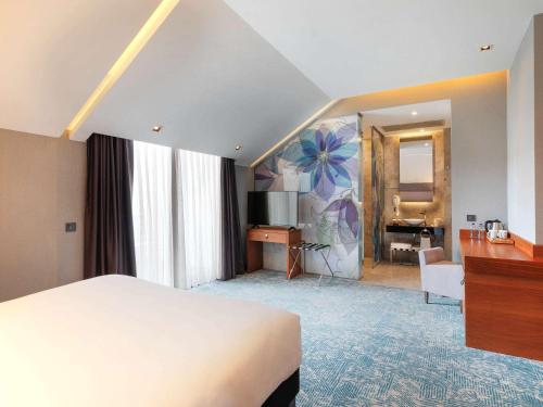 um quarto de hotel com uma cama e uma secretária em Ibis Styles Istanbul Atasehir em Istambul