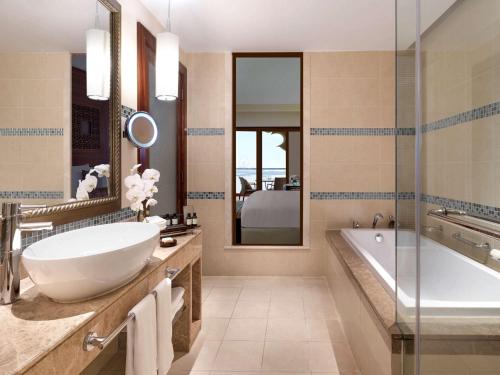 Salle de bains dans l'établissement Fairmont The Palm