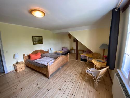 1 dormitorio con 2 camas y escalera en Museumsherberge Glashütte, en Baruth
