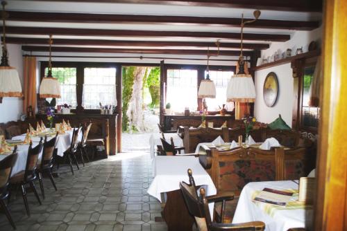 Un restaurante u otro lugar para comer en Hotel Gasthof zur Post